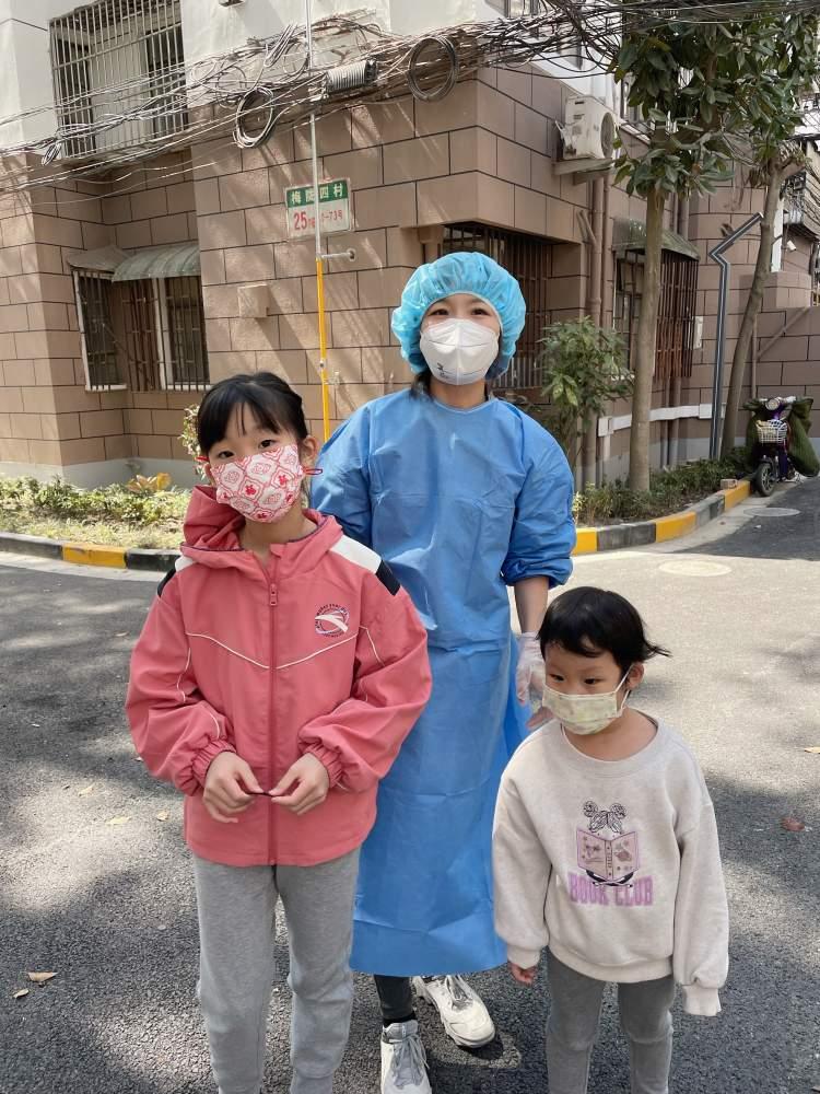 网红强迫机场志愿者摘口罩被拘，从逆境中汲取力量，成就自信与成长之路