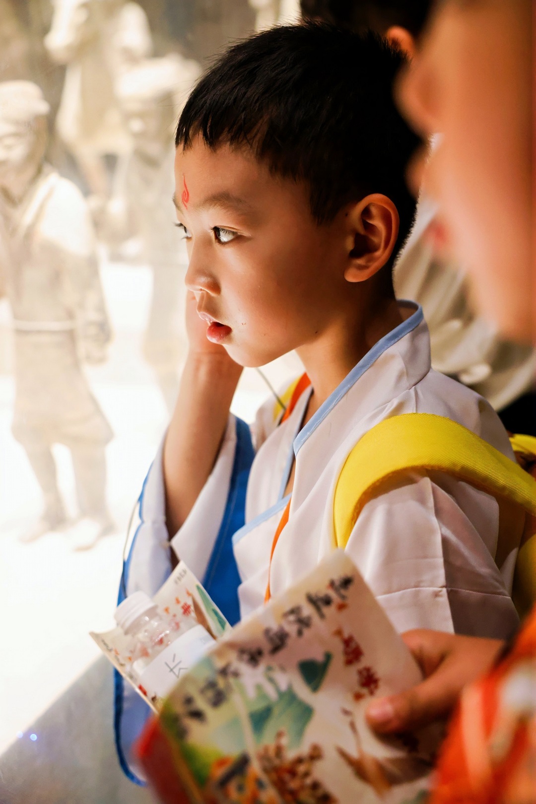 小朋友带蛙上学，萌娃与青蛙的校园冒险之旅