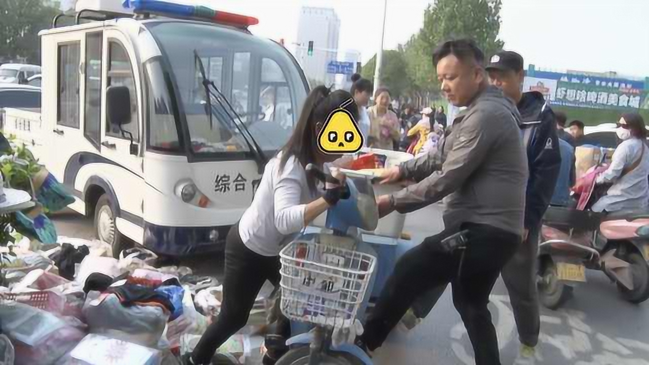 夫妻摆摊引发秩序重塑，执法人员劝离背后的故事