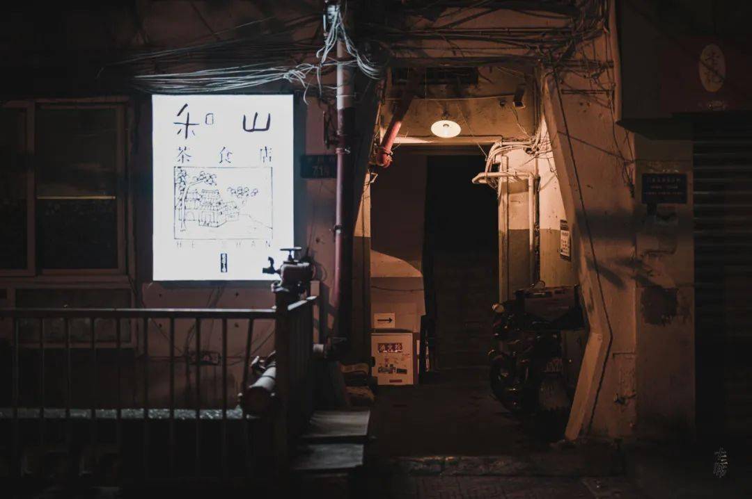 最新女体时尚潮流与小巷深处的特色小店探秘