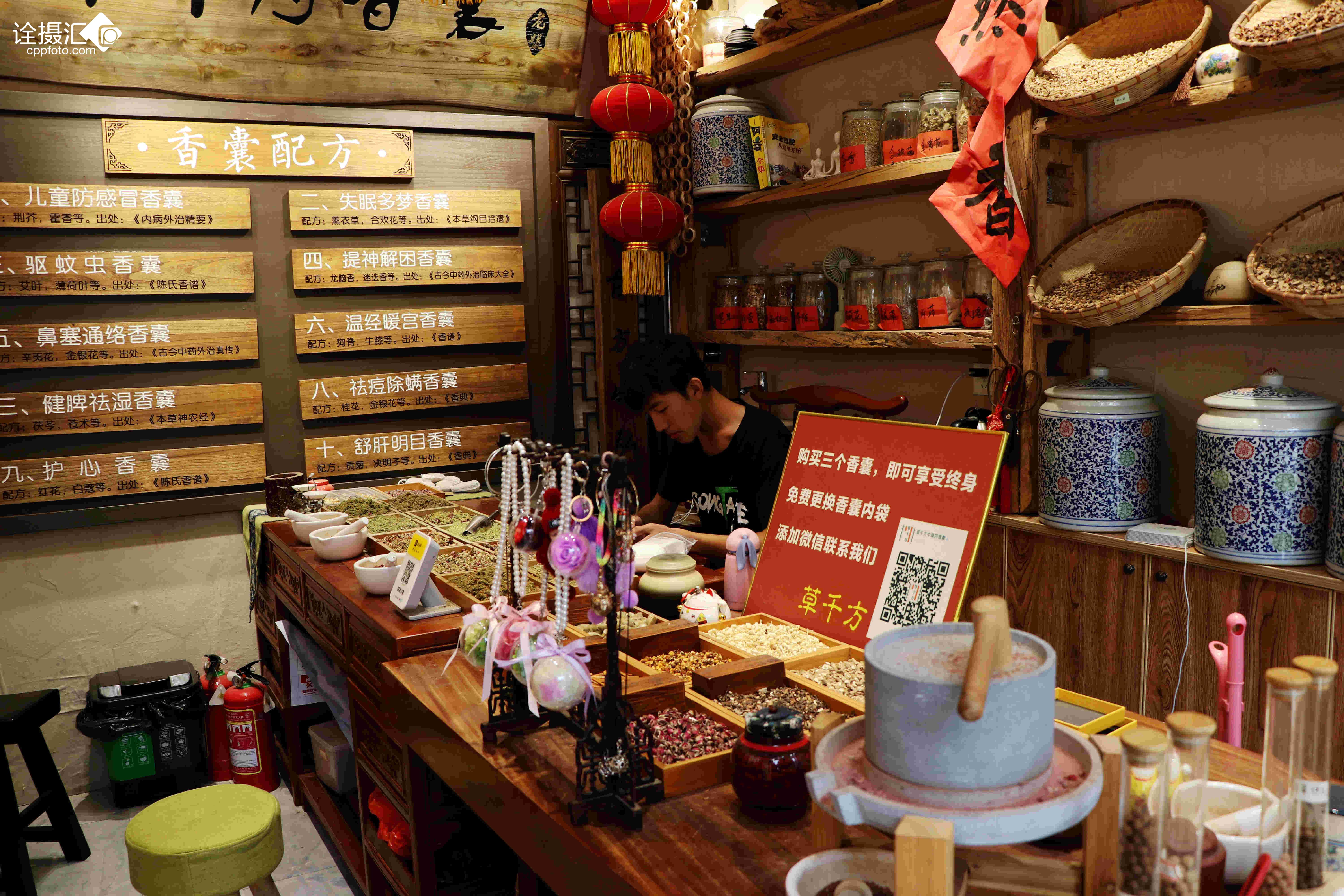 小巷深处的特色小店探秘，最新图片带你领略店铺风采