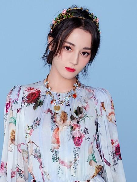 迪丽热巴最新照片及小巷深处的特色小店探秘